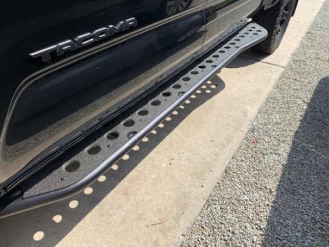 Step Edition Rock Slider For 24-Present Toyota Tacoma/Double Cab Long Bed W/ Kick Out/Yes (Bed Liner)/Powdercoat Cali Raised LED